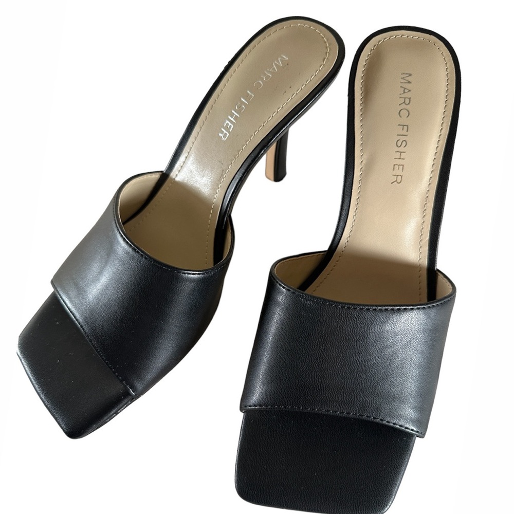 Marc Fisher black leather mules #mules
Size 6.5 women